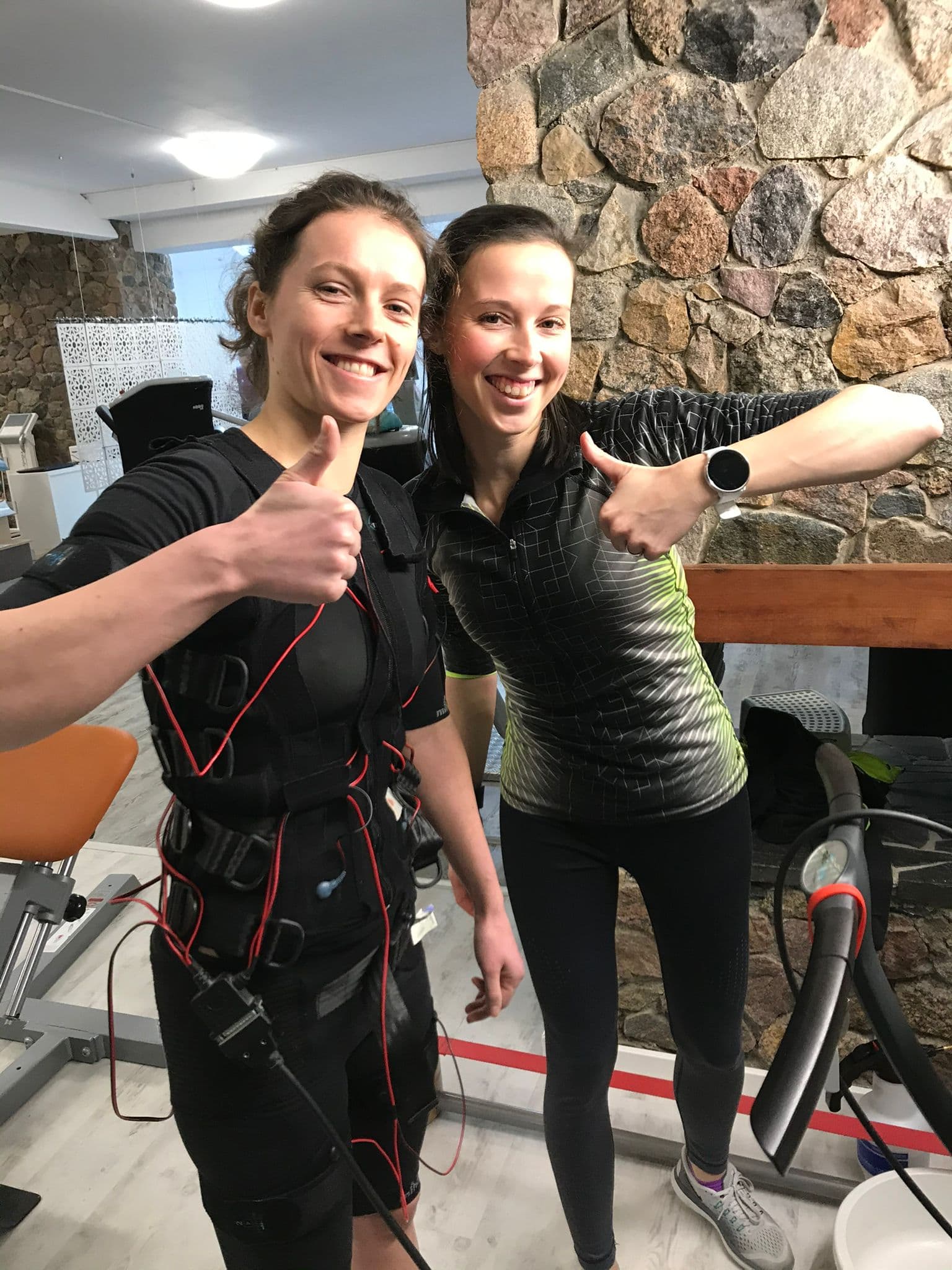 Franziska Ritsche als Fitnesstrainerin beim EMS-Training mit Kundin
