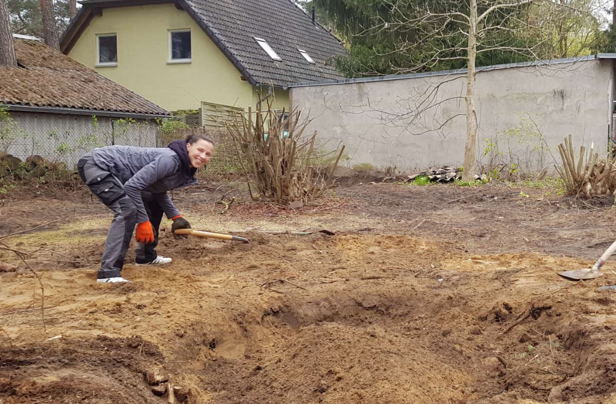 Franziska Ritsche hilft auf der Baustelle beim Eigenheim in Fredersdorf